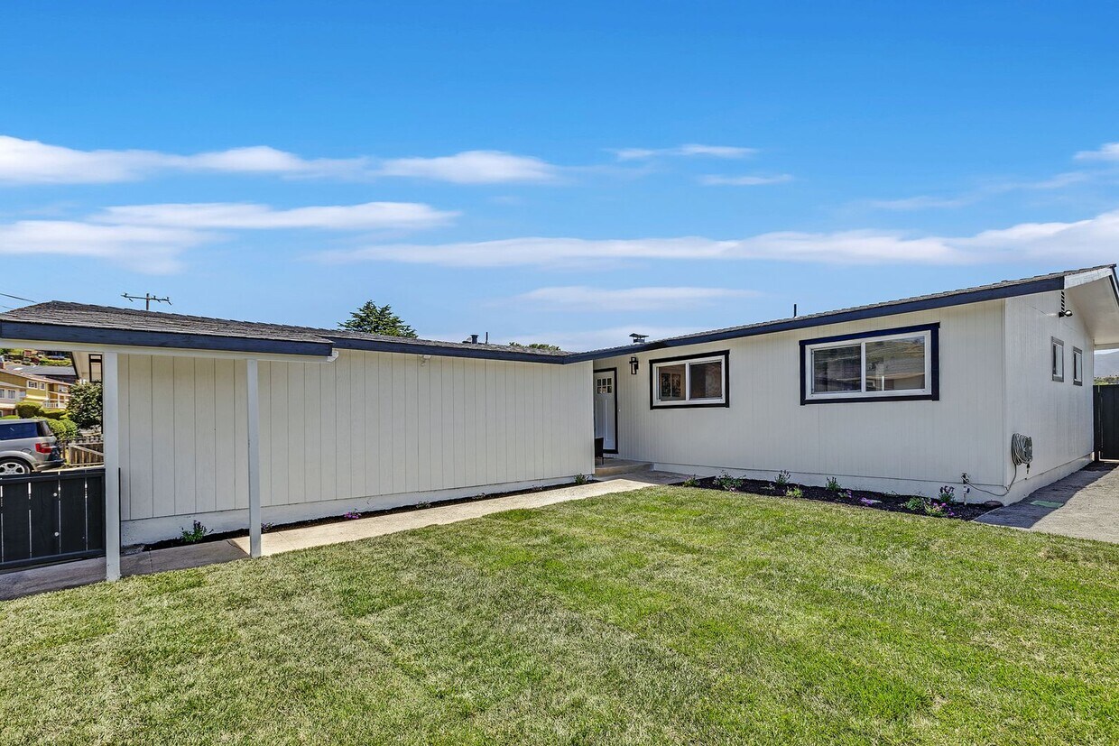 Foto principal - Bright Pacifica Corner Home with Modern Co...