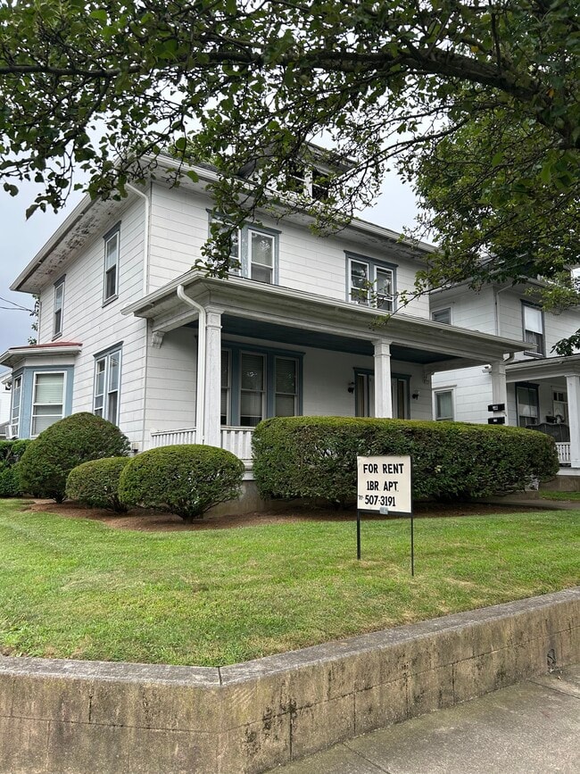Front of house - 136 E Oak St
