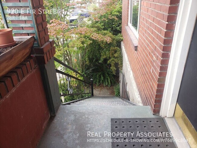 Building Photo - Spacious 2 Bedroom & Bonus Room in Awesome...