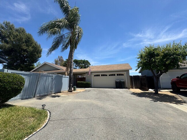 Foto del edificio - Single story 4 bedroom with large yard in ...