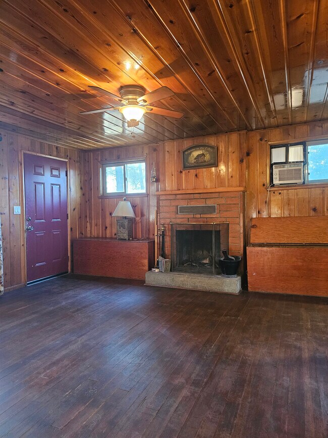 Building Photo - 654 Lilly Dr