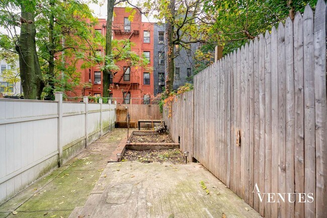 Foto del edificio - 216 E 111th St