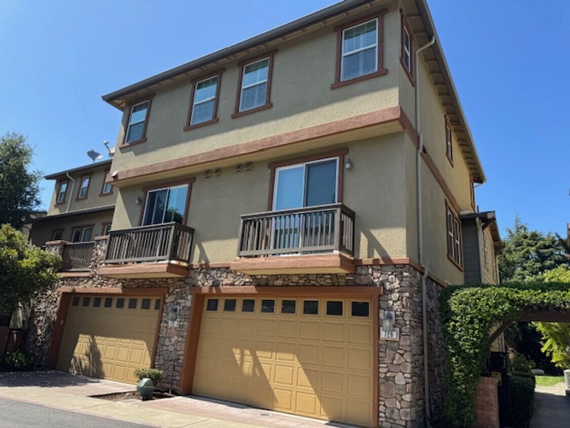 Foto principal - Beautiful 3 bedroom, 3 bath Tri-level, END...