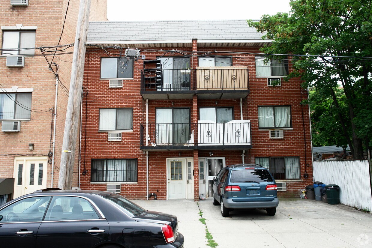 Building Photo - 32-07 Leavitt St