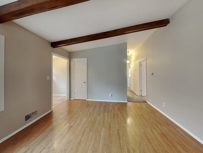 Foto del edificio - 2272 Hazel St N