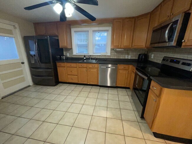 Building Photo - 50% OFF 1st month's rent! Well maintained ...