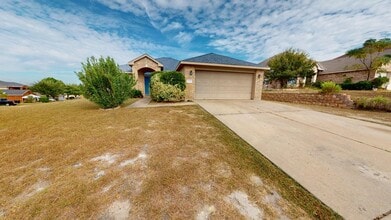 Building Photo - 601 Cattail Cir