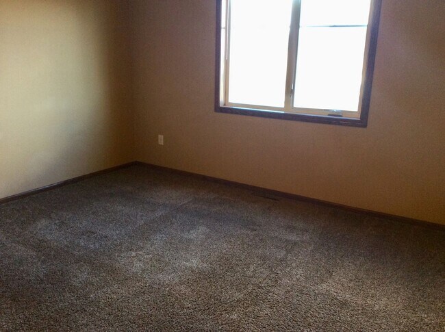 Building Photo - Nice 3 bed, 2.5 bath townhome