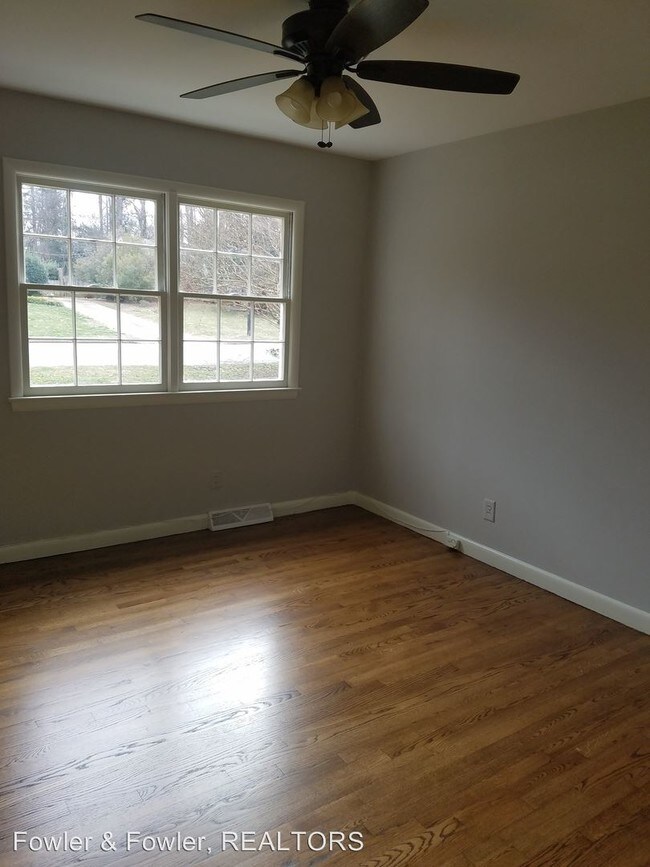 Building Photo - 1606 Efland Dr