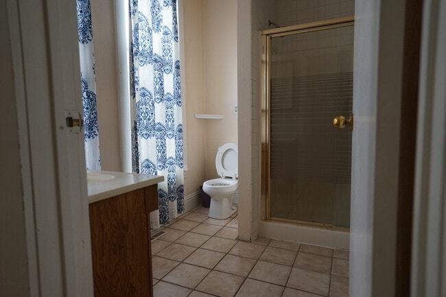 LOWER BATH - 414 Hill St