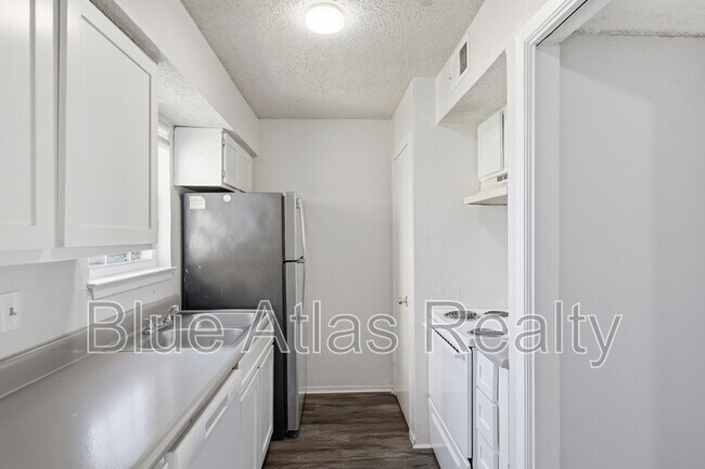 Building Photo - 8030 Cambridge Cir