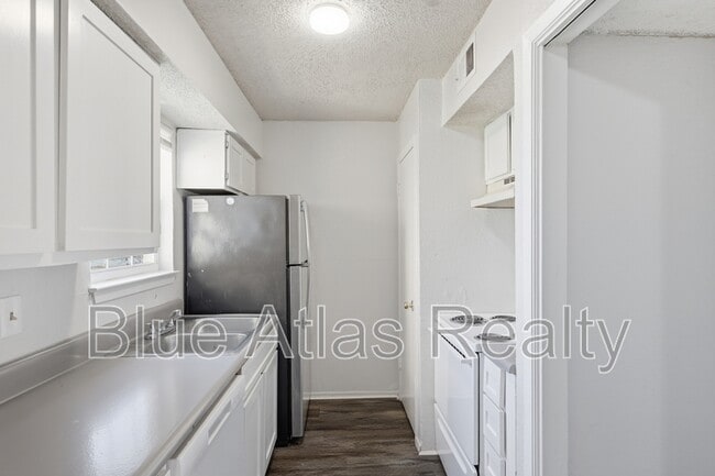 Building Photo - 8030 Cambridge Cir