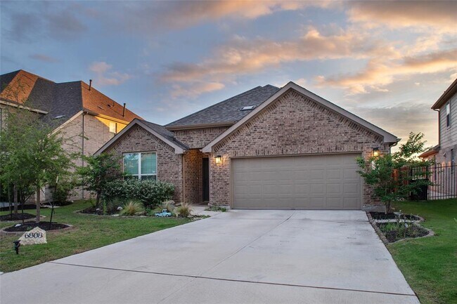 Foto del edificio - 6808 Cliff Rose Dr