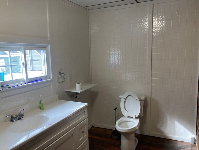 Building Photo - 413 Forest Ave