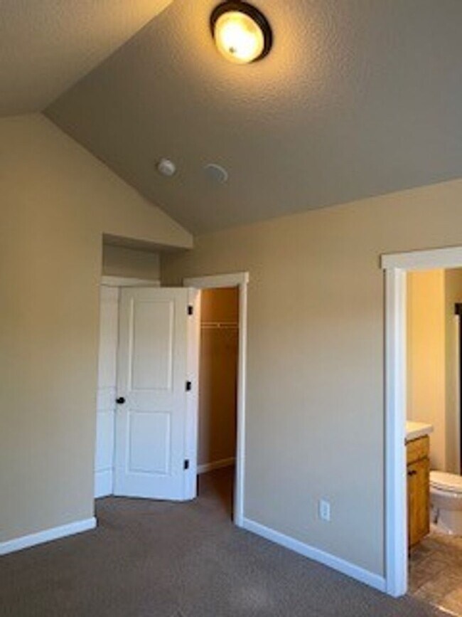 Building Photo - 1090 SW 162nd Ave