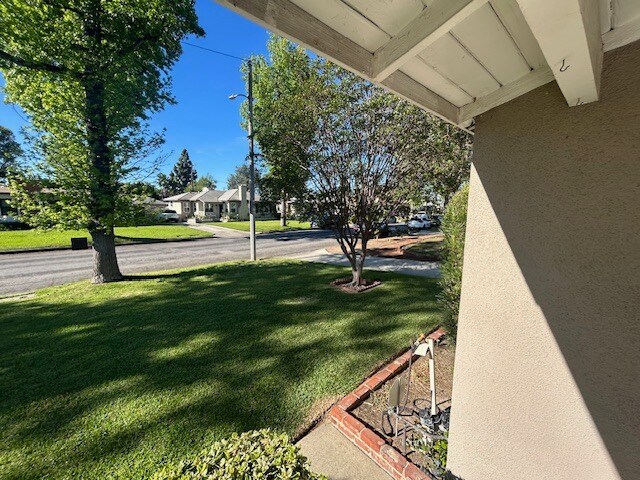 Vista desde el porche delantero - 11235 Lynrose St