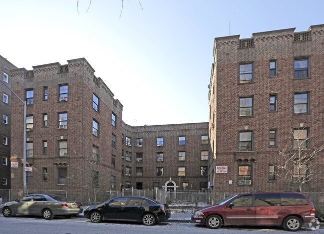 Building Photo - Elmhurst