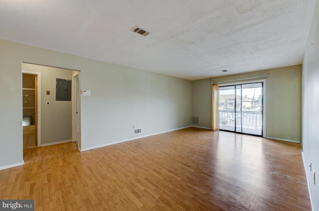 414 Sharon Garden Ct, Woodbridge Township, NJ 07095 Room for Rent in