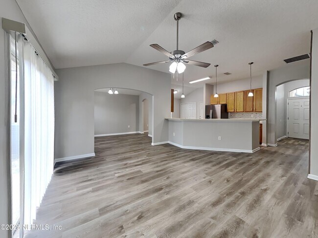 Building Photo - 2450 Creekfront Dr