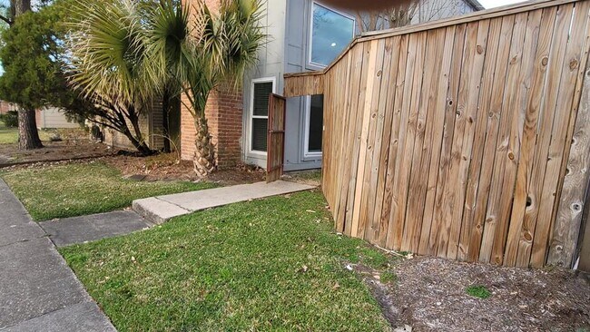 Building Photo - 2025 Wilcrest Dr