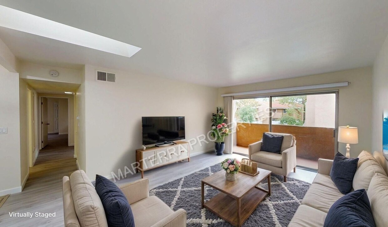 Foto principal - Beautiful 3 Bed/2 Bath Home in