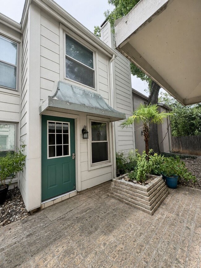 Foto del edificio - Single-level living on ground floor  |  Fresh paint (July 2026)  |  2 carports  |  Community Pool...