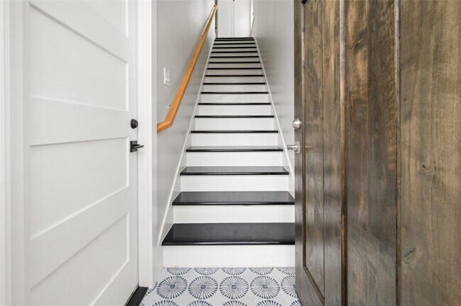 Foto del edificio - 323 E 24th St