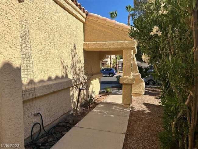 Building Photo - 373 Lander Dr
