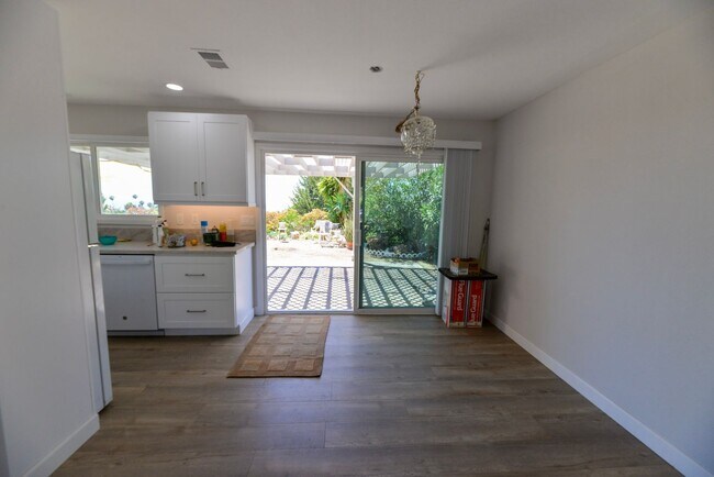 Foto del edificio - Coastal Elegance from Remodeled 3 Bedroom home with amazing Ocean Views on Cul-de-sac street!