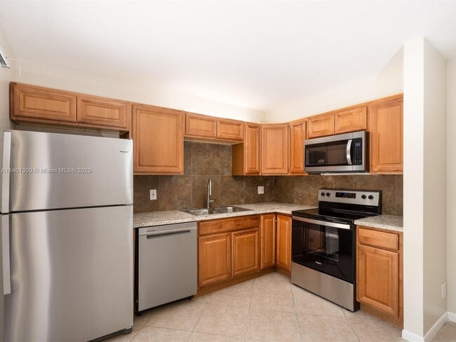 Foto del edificio - 231 Woodland Rd