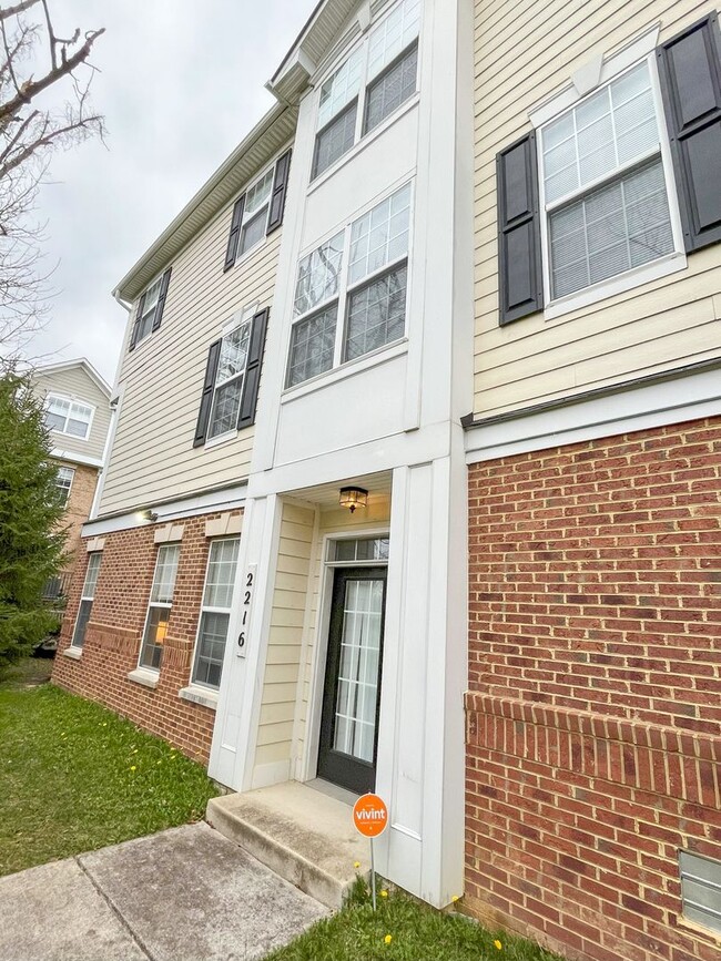 Building Photo - Sizable End Unit Townhome in Wheaton w/ 2 Car Garage!