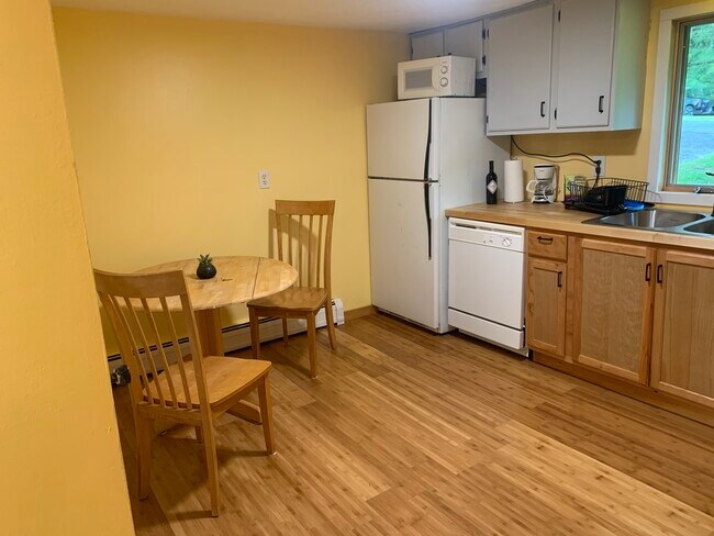 Dine-In Kitchen - 106 Pineview Ter
