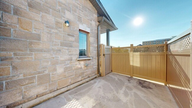 Building Photo - UNIT 8-3200 SINGLETON AVE-LOWER UNIT