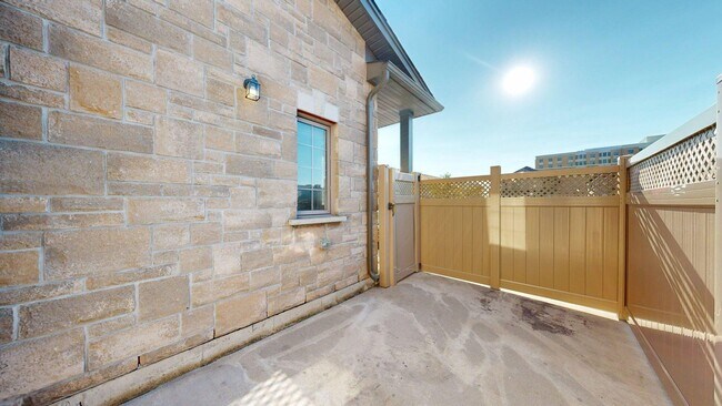 Photo du bâtiment - UNIT 8-3200 SINGLETON AVE-LOWER UNIT
