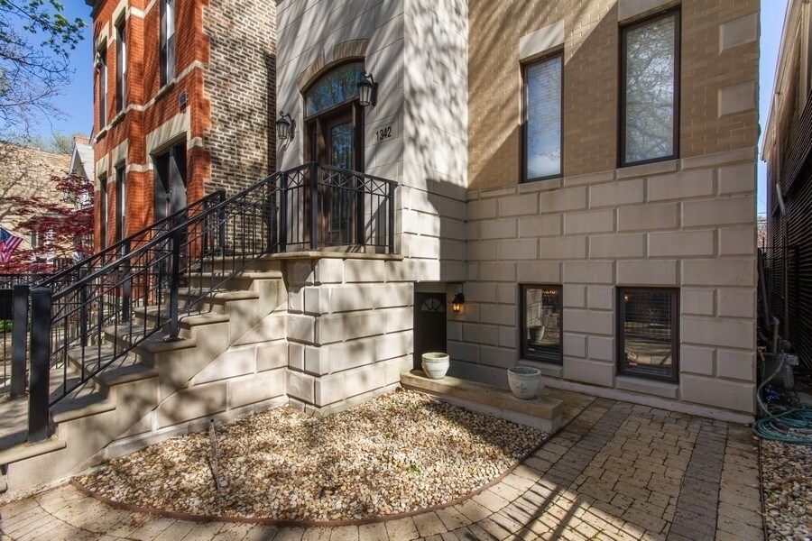 Primary Photo - 1342 W Webster Ave