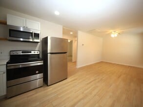 Building Photo - 6709 Greenhurst St