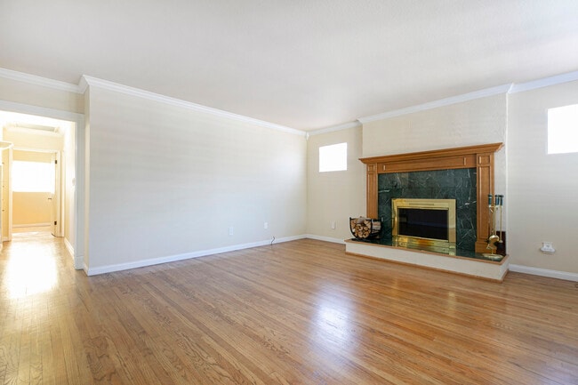 Building Photo - 10706 Rhodesia Ave