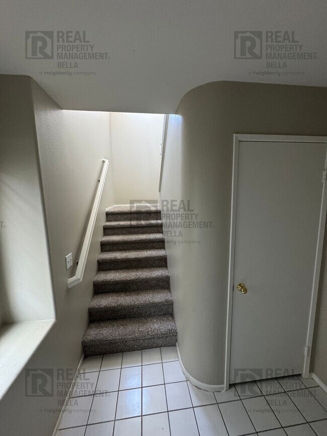 Foto del edificio - Charming End-Unit Condo with Modern Amenit...
