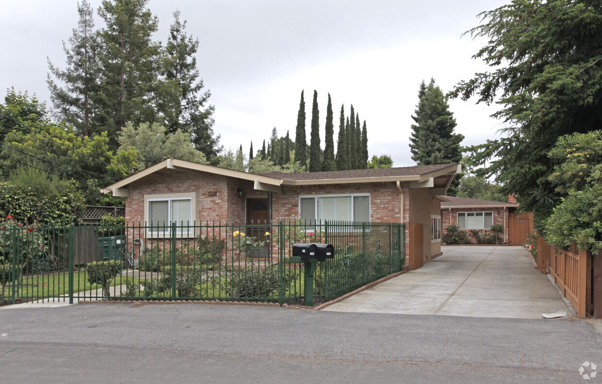 Primary Photo - 402-404 W Oakwood Blvd