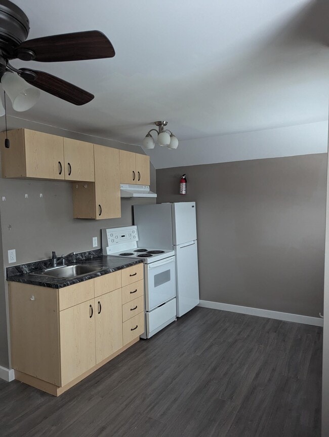 Photo du bâtiment - 1 Bedroom Upper Unit – $1,399/month + 40% ...