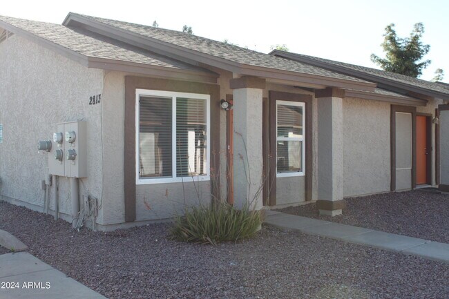 Building Photo - 2813 E Capri Cir