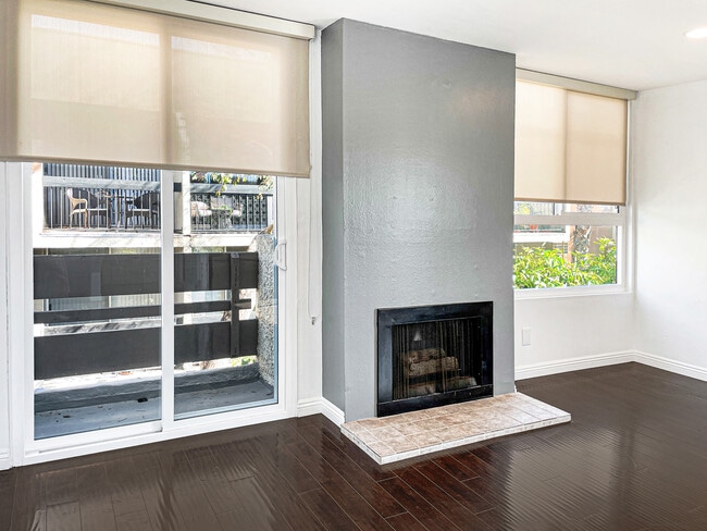 Building Photo - 960 N San Vicente Blvd