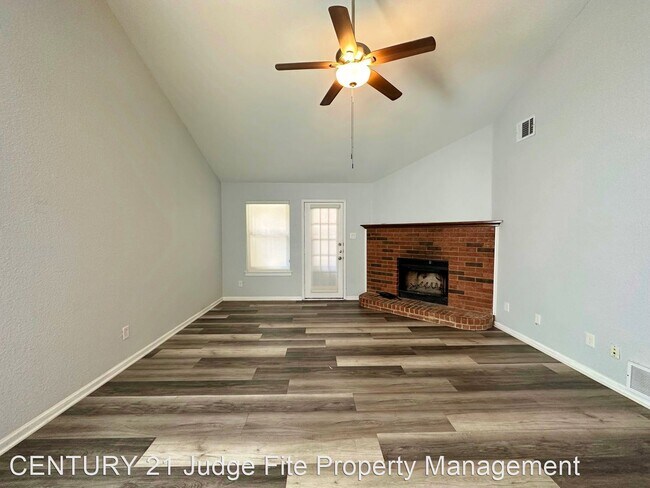 Building Photo - 3 br, 2 bath House - 814 N. Riverside Drive