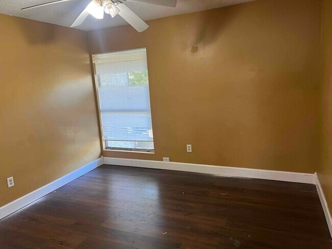 Building Photo - 406 W Lawnwood Ave