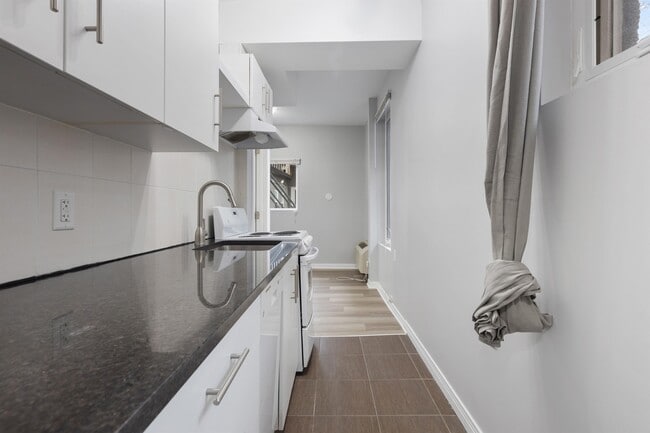 Building Photo - 486 Albert St