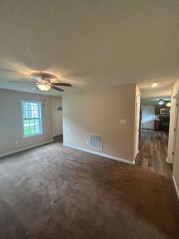 Foto del edificio - 4023 Evelake Rd