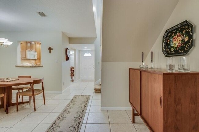 Foto del edificio - Beautiful Townhome Walking Distance to the...