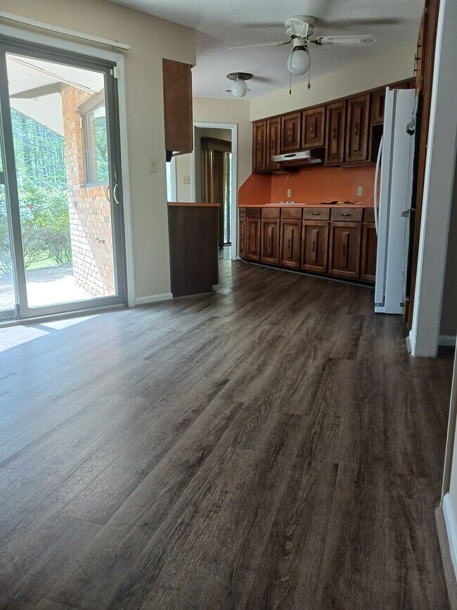 Foto del edificio - Charming 4BR/2.5BA Retreat on 2 Acres-Available Now!