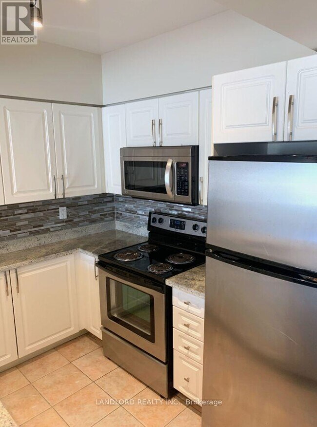 Photo du bâtiment - 887-887 Bay St.