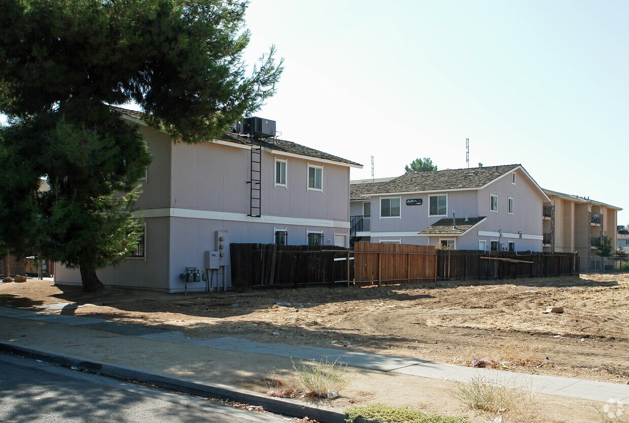 Building Photo - 5010-5018 E El Monte Way